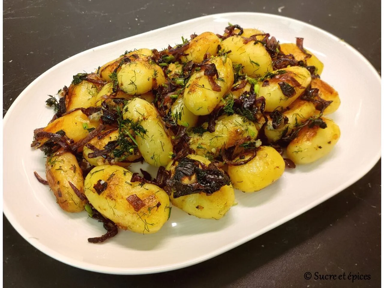 Pommes de terre poêlées à l'oignon, ail et aneth