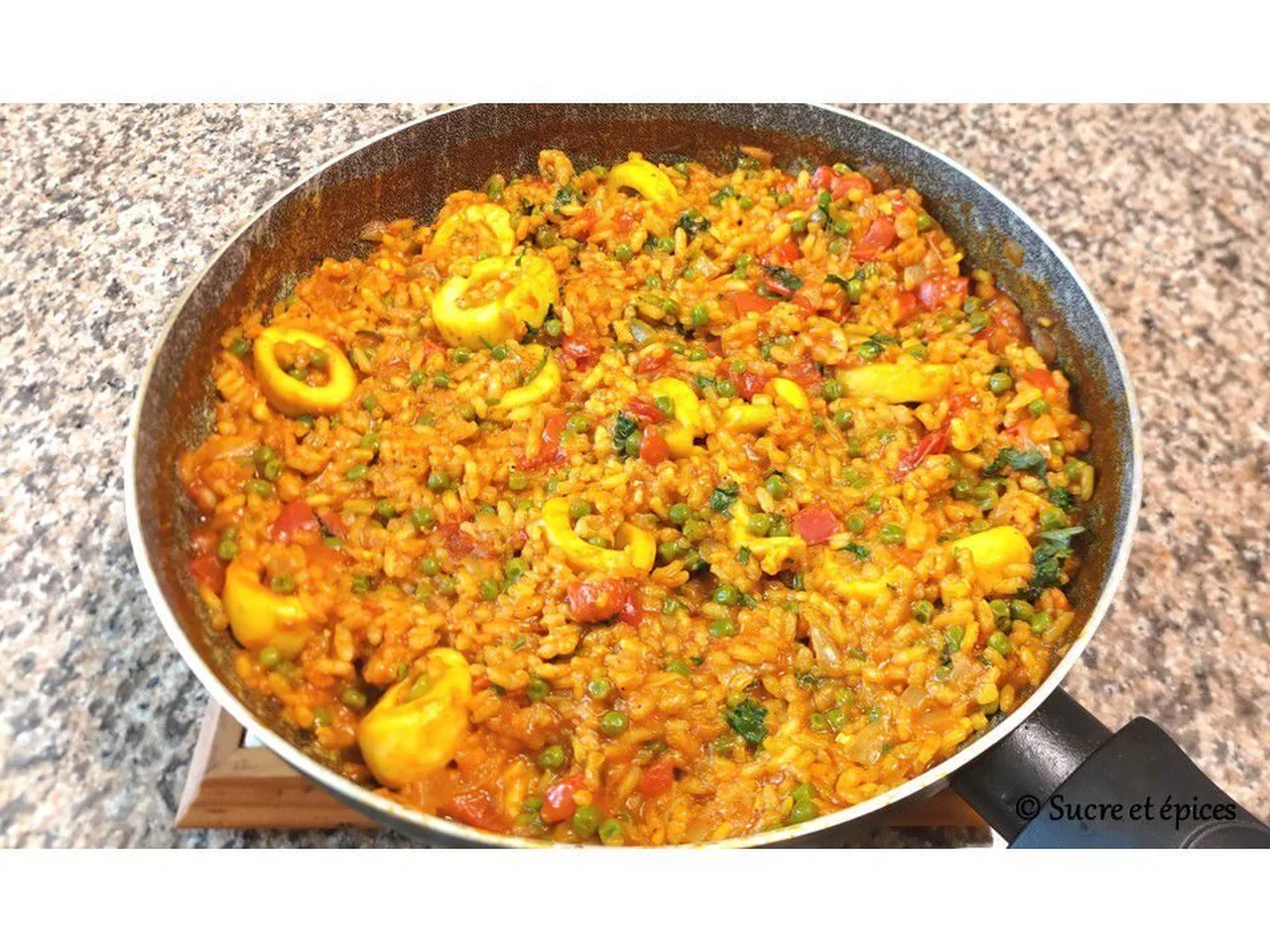 Riz aux calamars, poivrons et petits pois