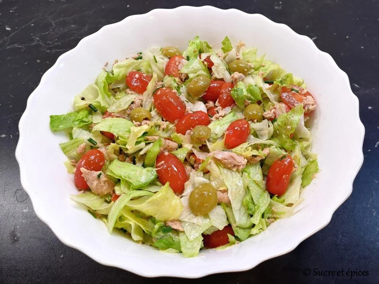 Salade aux tomates cerises, thon et olives