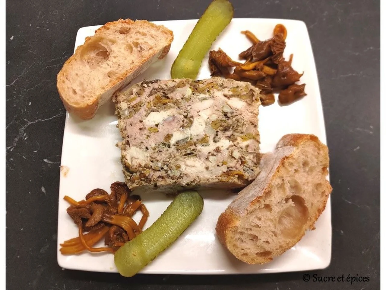 Terrine de campagne veau, poulet et chanterelles