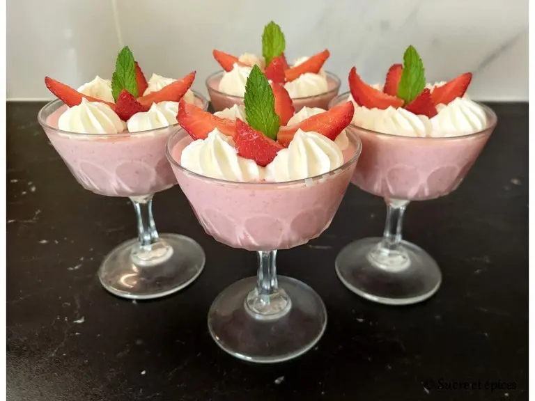 Verrines de mousse à la fraise