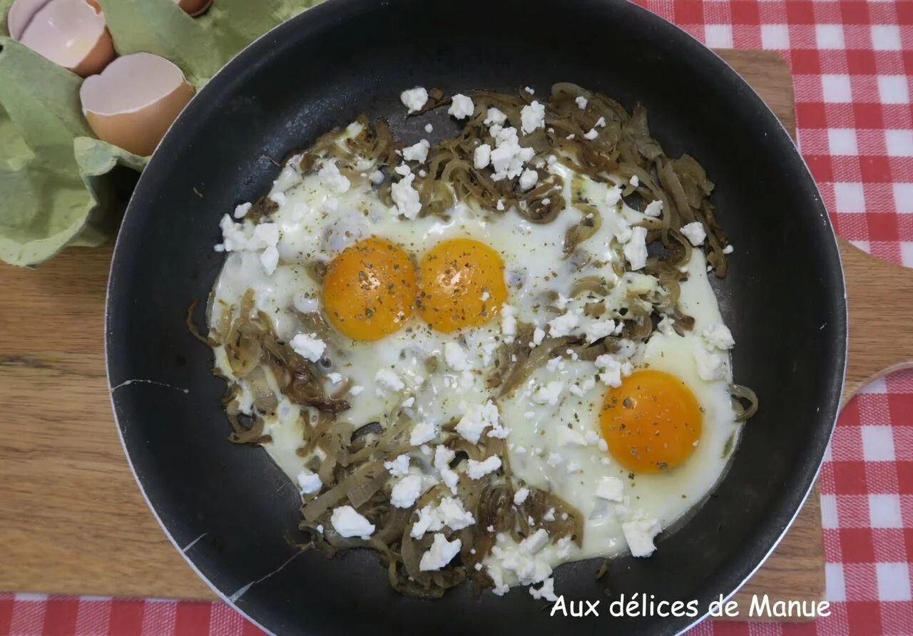Œufs sur le plat aux oignons et feta