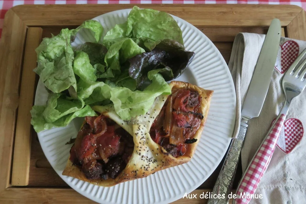 Paniers feuilletés à la merguez, tomates et oignon