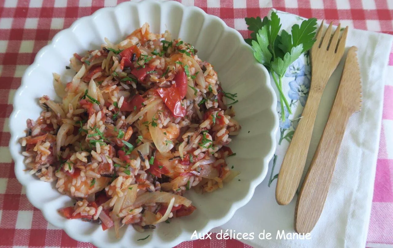 Riz aux crevettes, tomates et oignon