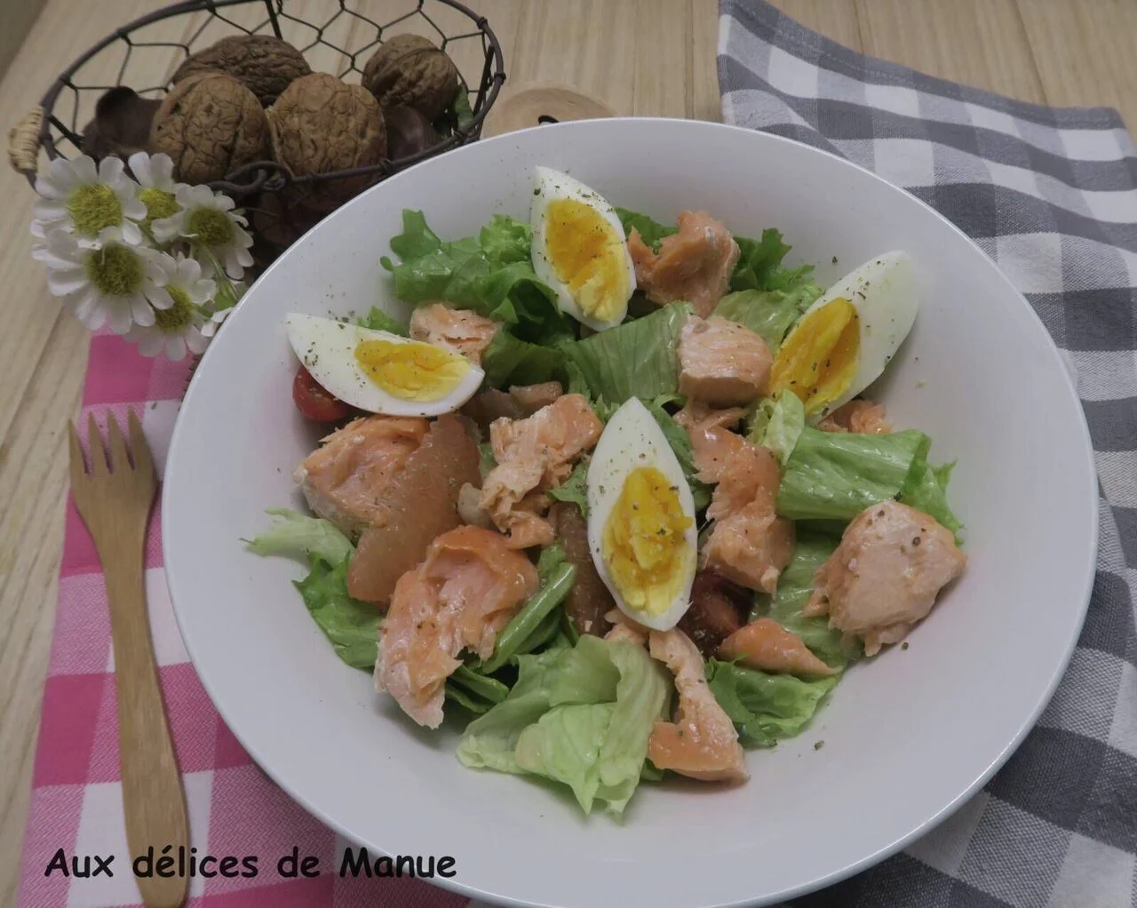 Salade saumon, pamplemousse, tomates cerises et pois chiches