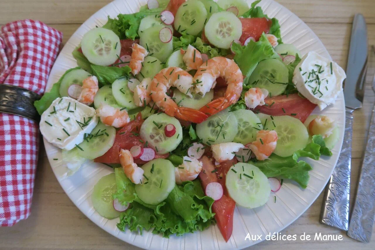 Salade tomate concombre crevettes et bûche de chèvre