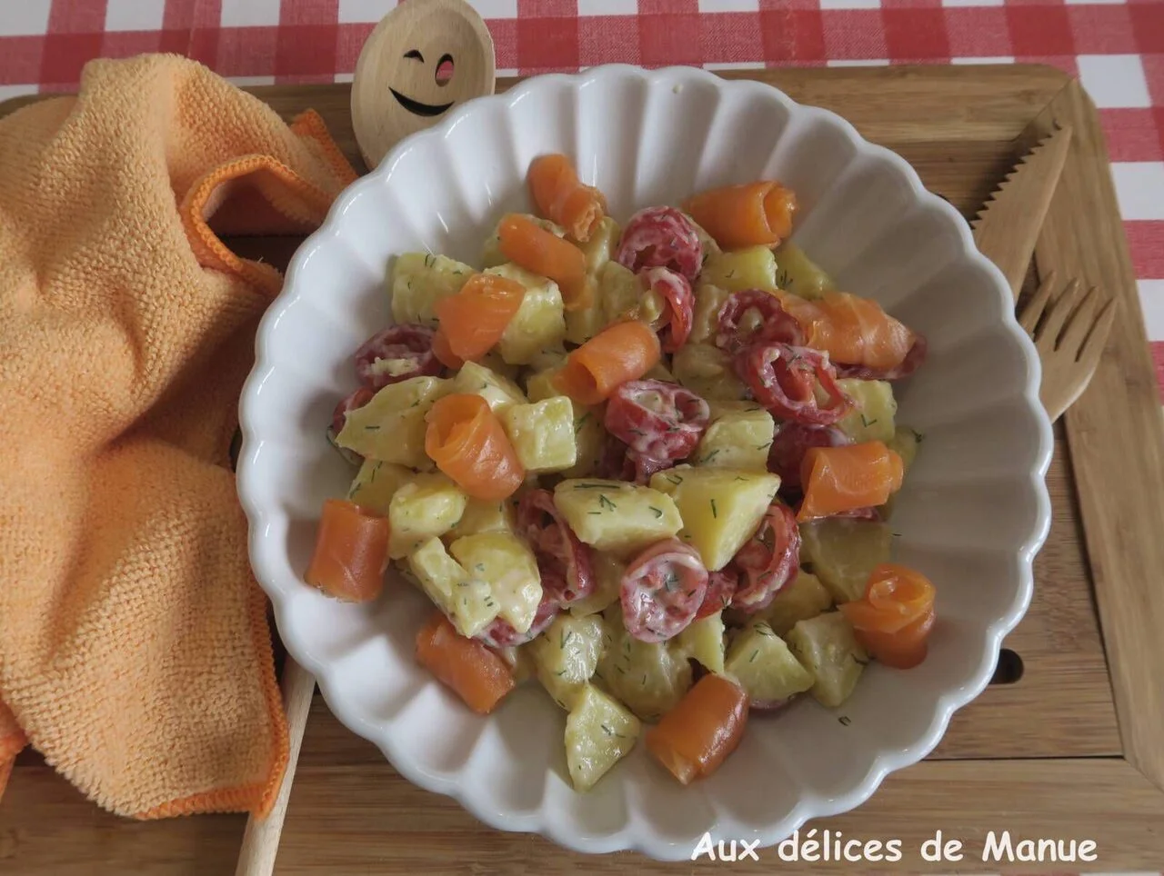 Salade pommes de terre, tomates cerises et truite fumée