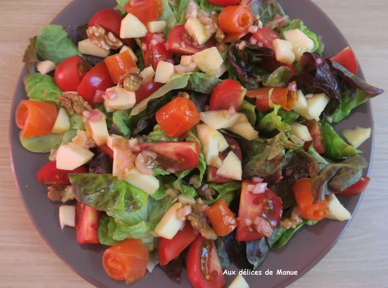 Salade tomates, pomme, noix et truite fumée