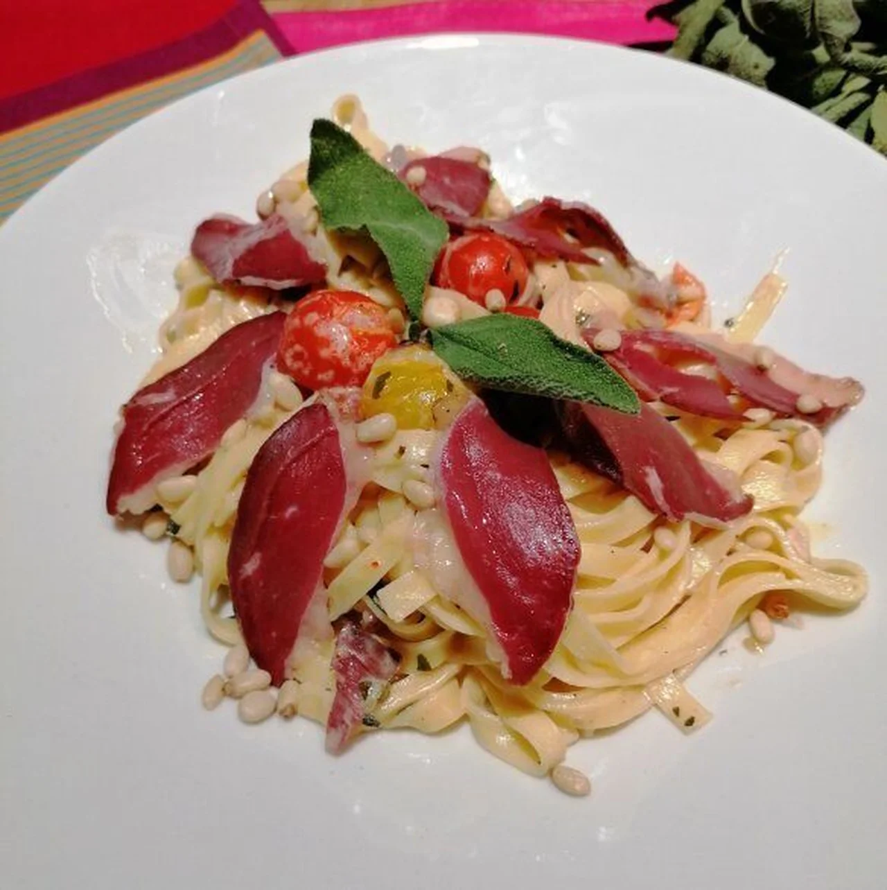 Tagliatelles au magret fumé tomates cerise et sauge