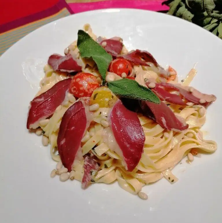 Tagliatelles au magret fumé tomates cerise et sauge