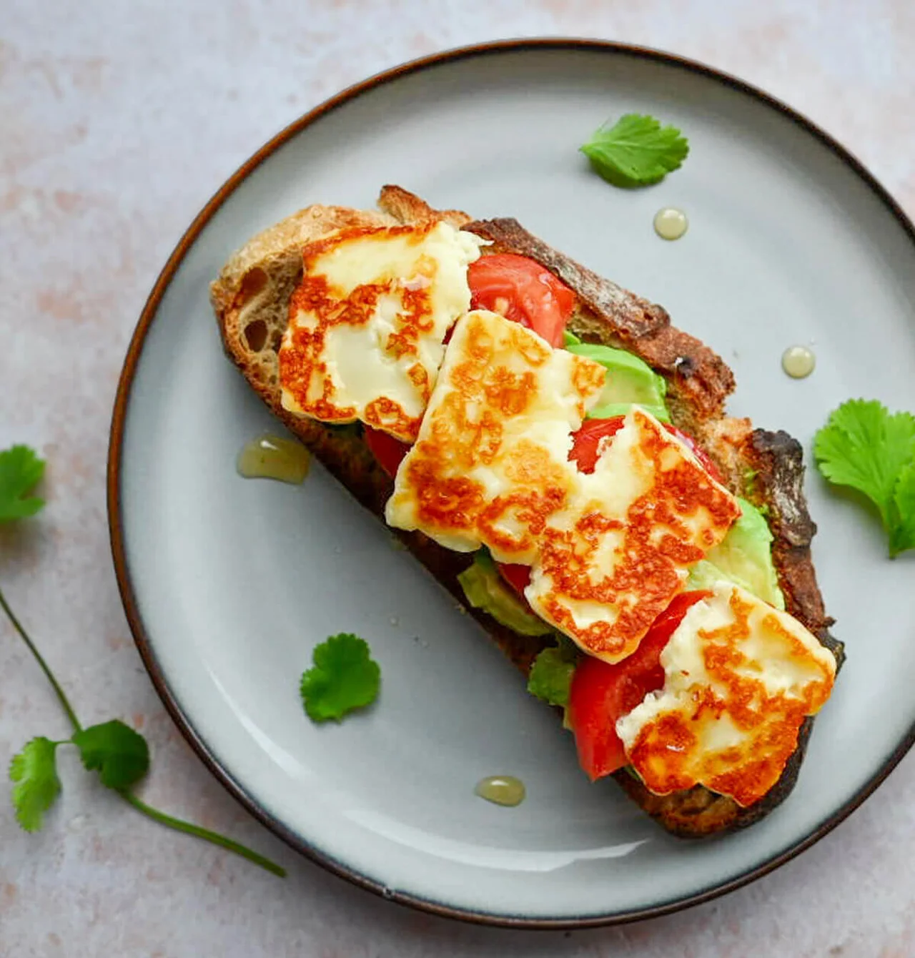 Tartine avocat et halloumi