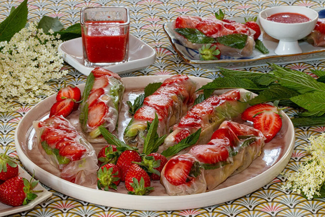 Rouleaux de printemps fraises et fruits exotiques