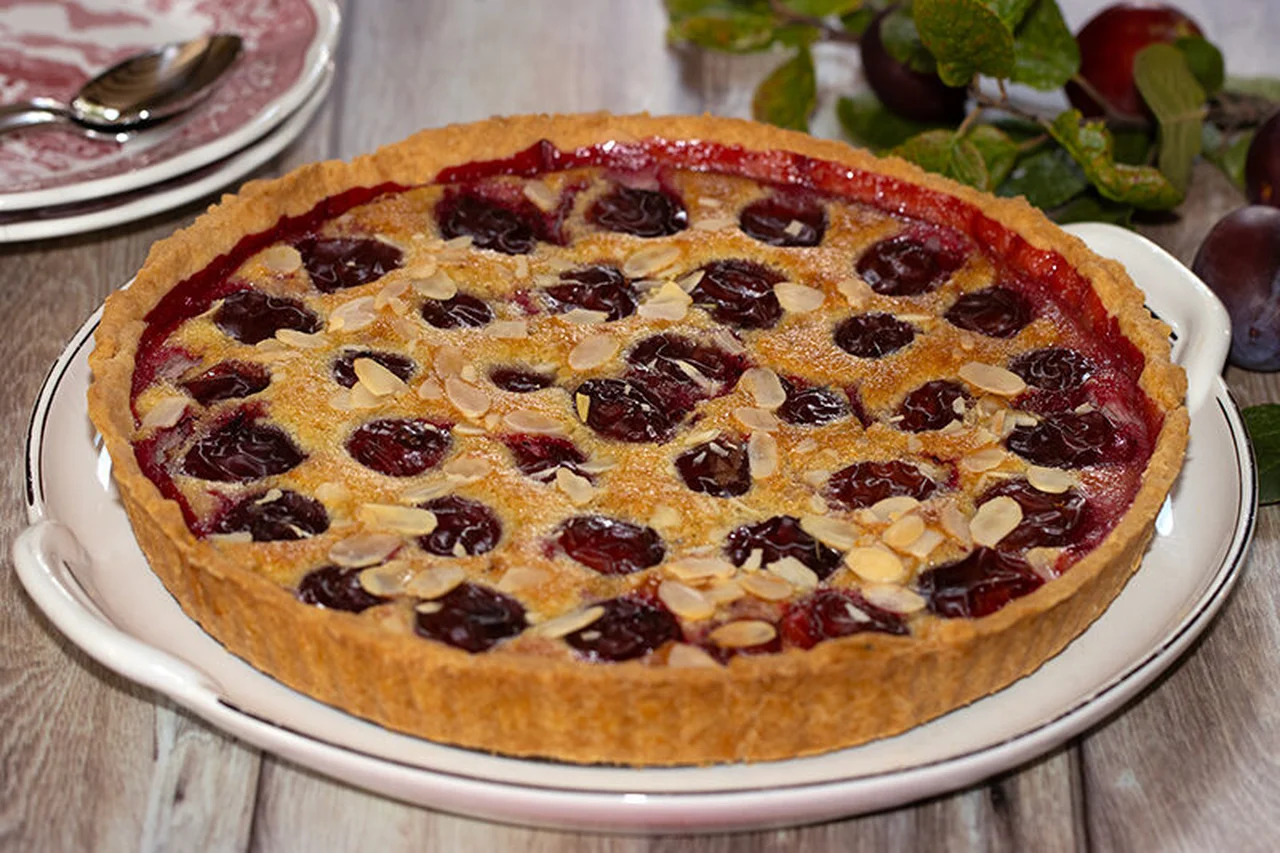 Tarte aux prunes, crème amandine à la fève de tonka