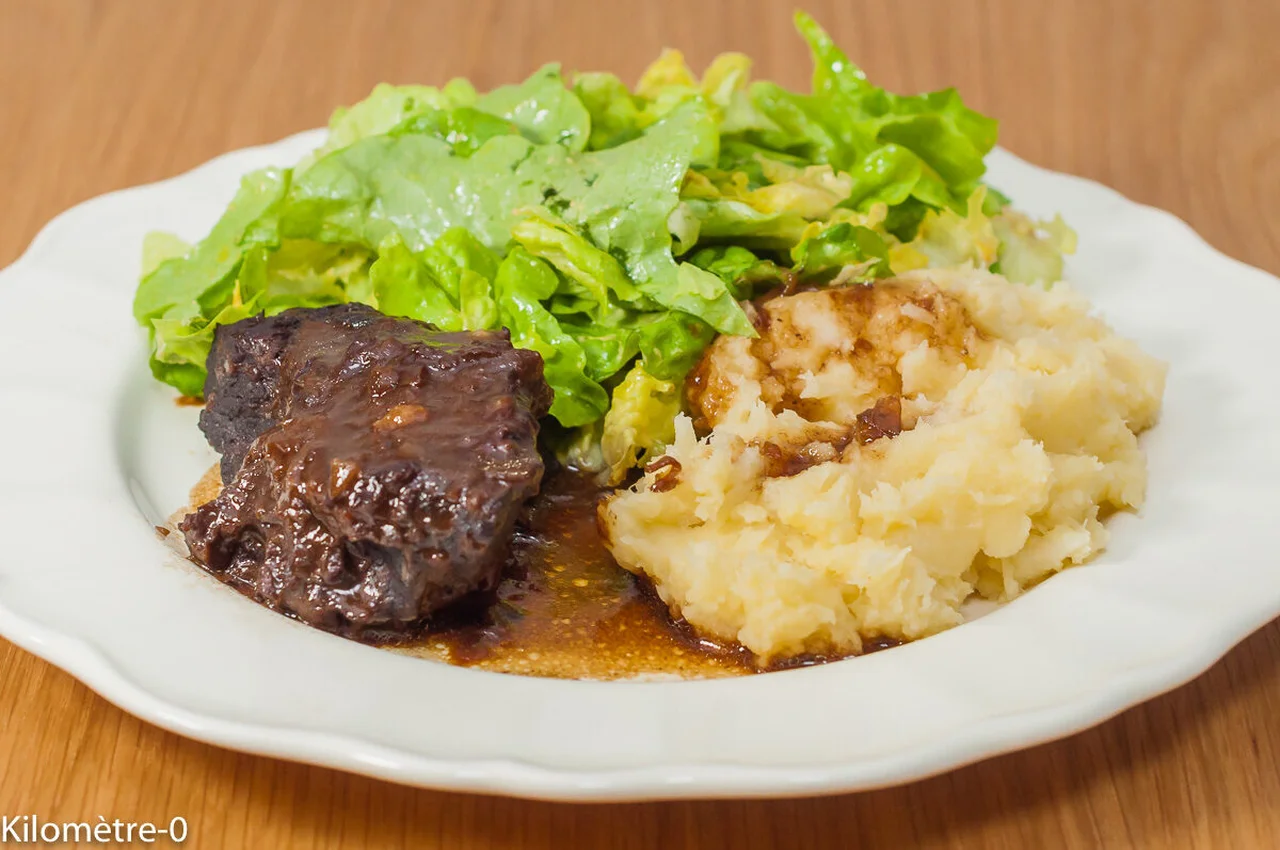 Joues de bœuf caramélisées, purée de panais