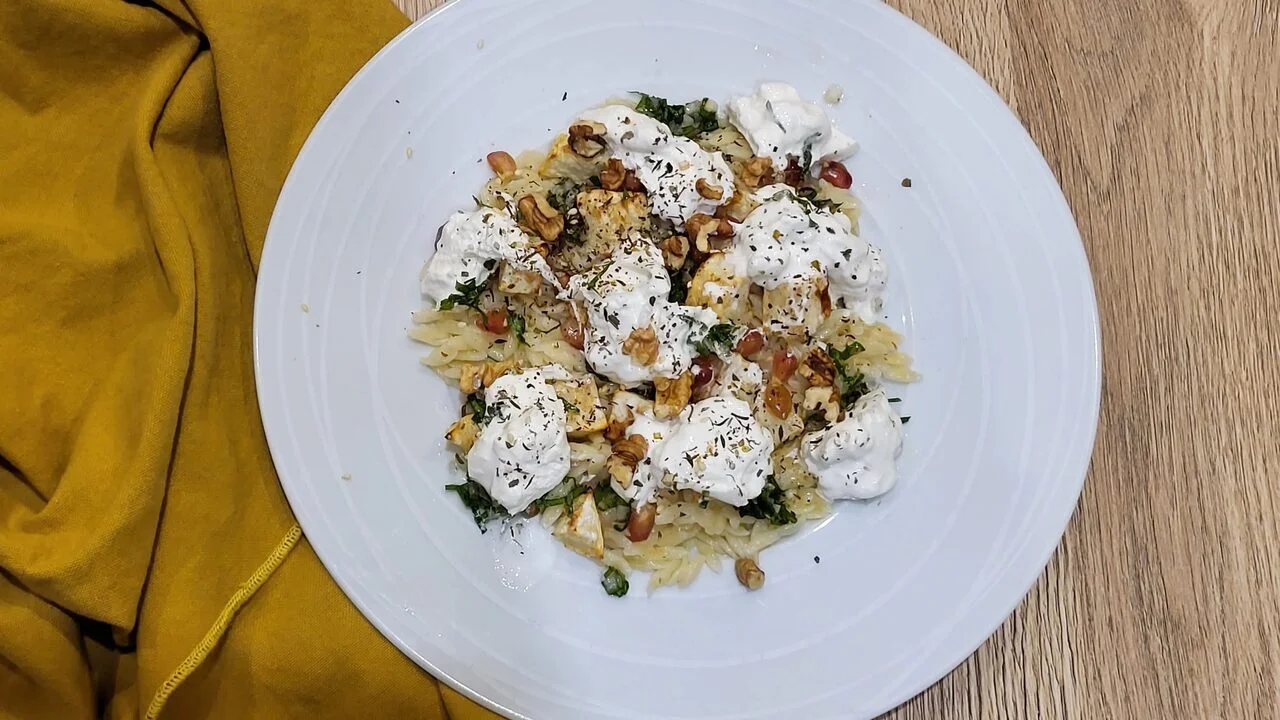 Salade d'orzo au céleri-rave rôti, grenade et zaatar
