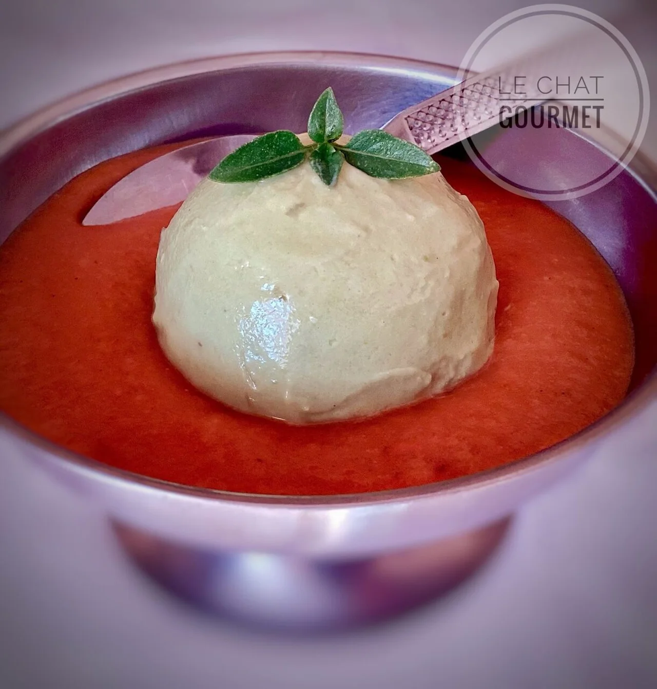 Glace à l'avocat au coulis de tomates