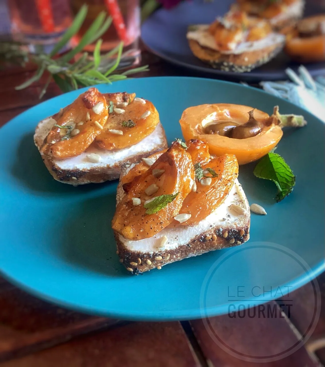 Tartines de chèvre frais et nèfles rôties