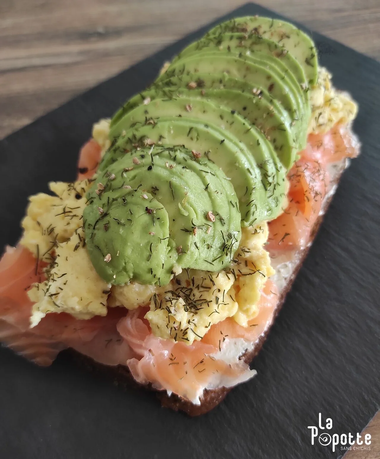 Avocado toast saumon oeuf brouillé