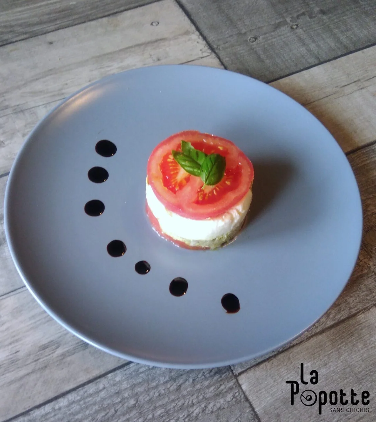 Salade caprese comme un millefeuille