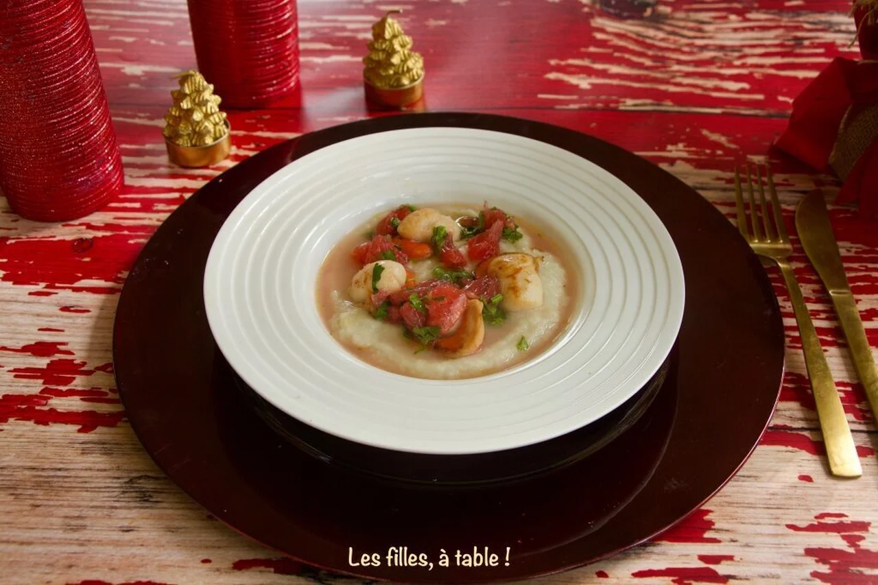 Noix de Saint-Jacques, sauce pamplemousse, purée topinambours