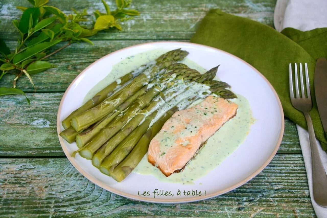 Pavés de truite et asperges, sauce à l'ail des ours
