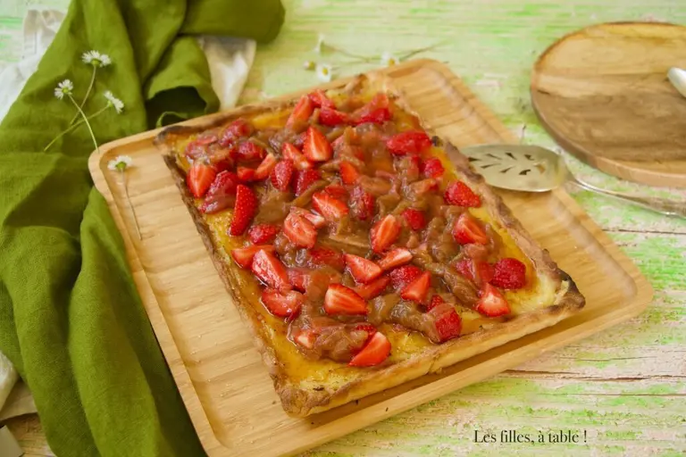 Tarte façon crème brûlée, rhubarbe et fraises