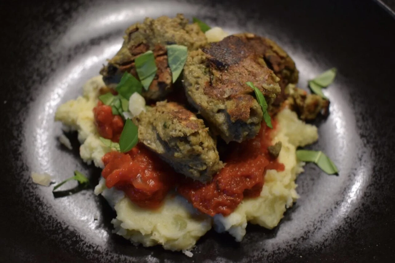 Boulettes d'aubergine, compotée tomates et écrasée de pommes de terre