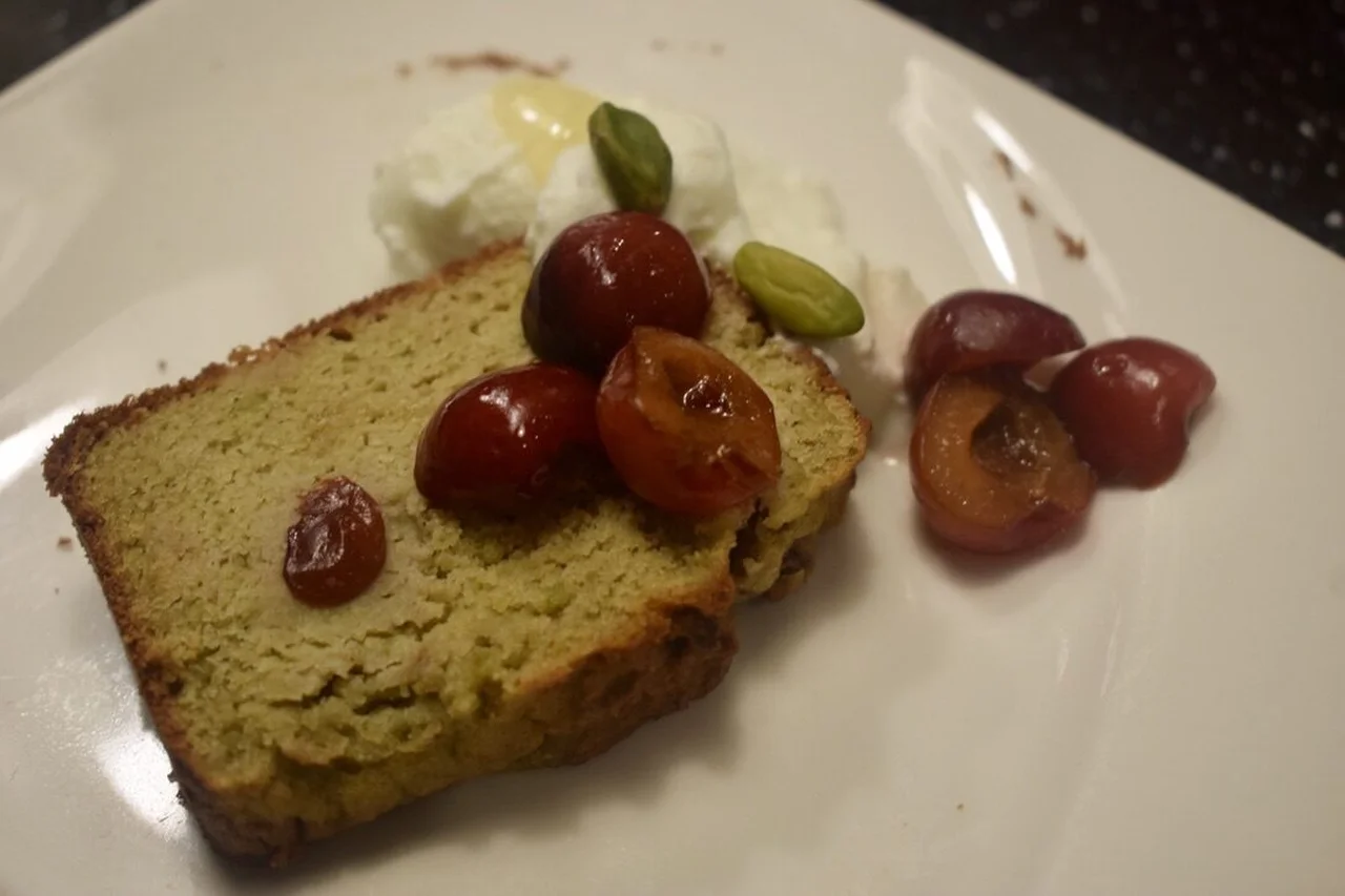 Cake sucré pois cassés, amandes et cerises