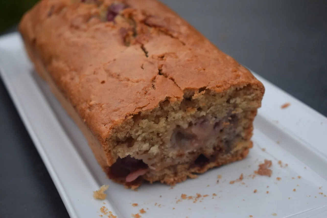 Cake vegan poudre d'amandes et cerises fraîches