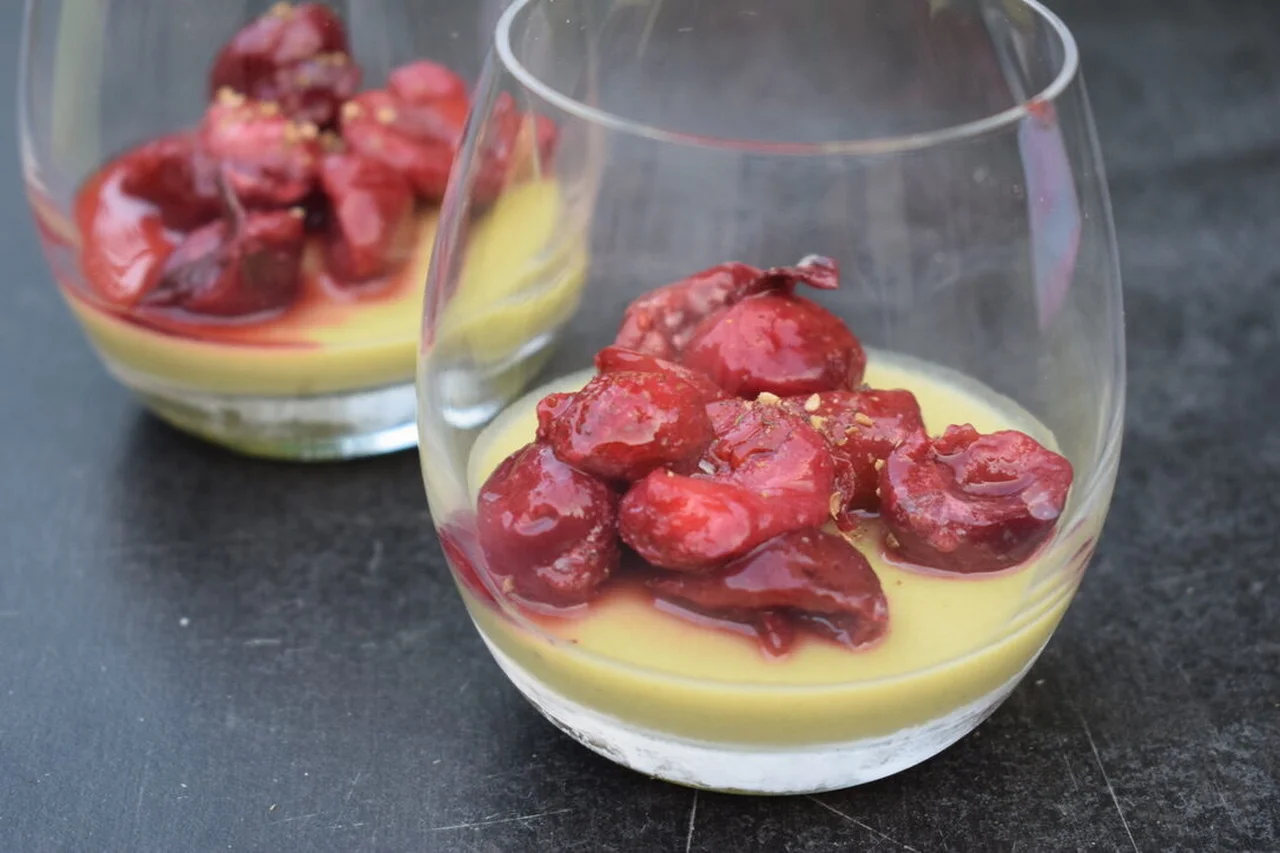 Crème de pois cassés vanille amande et compotée de fruits rouges