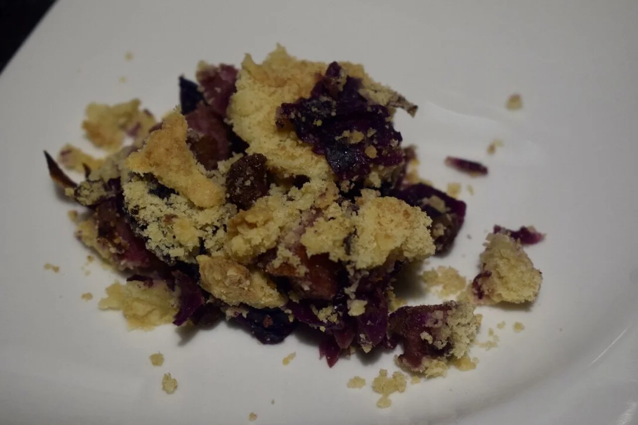 Crumble aux pommes, raisins secs et chou rouge