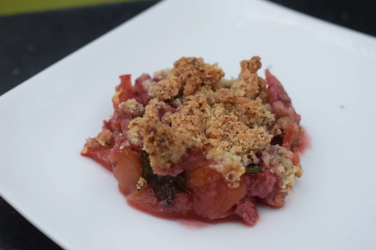 Crumble fraises, pommes et lierre terrestre