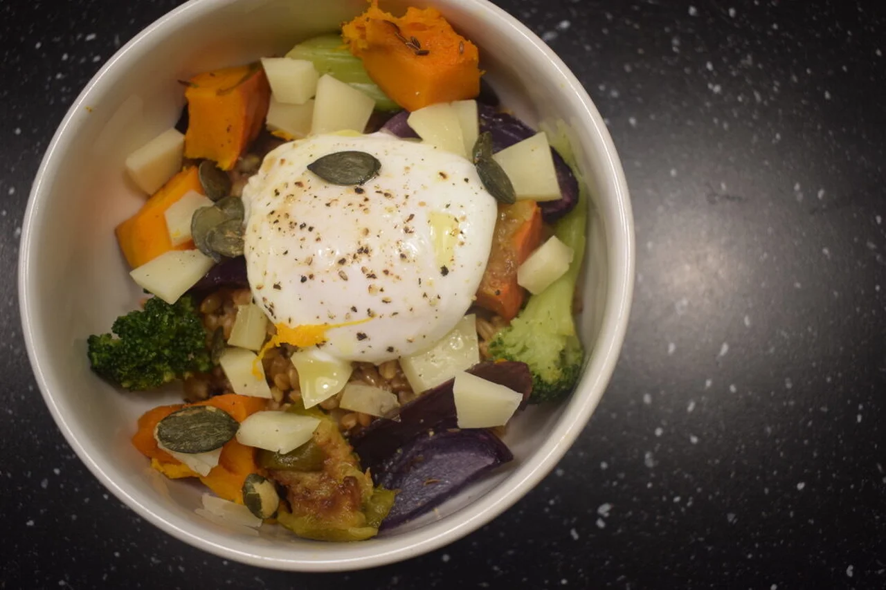Petit épeautre, légumes d'hiver rôtis et oeuf poché