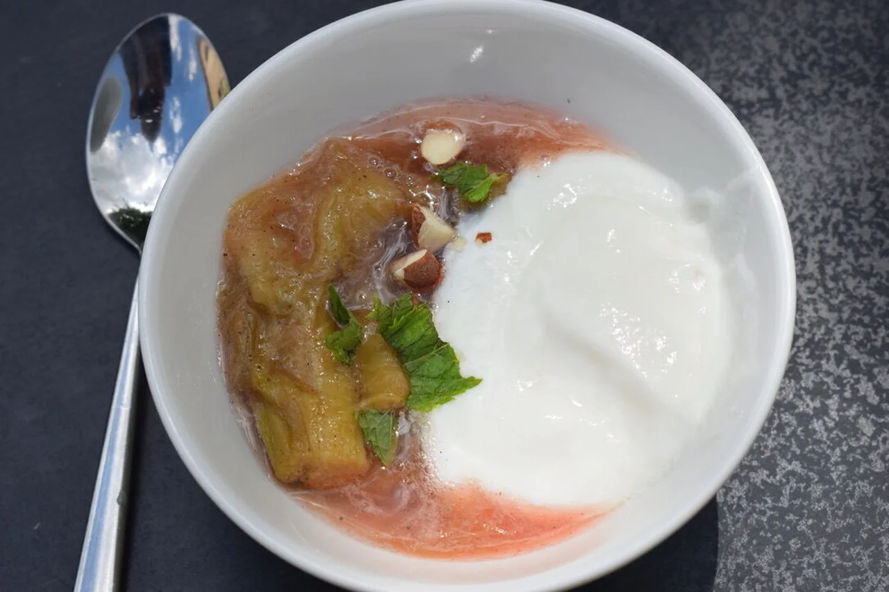 Rhubarbe rôtie à la vanille et cardamome