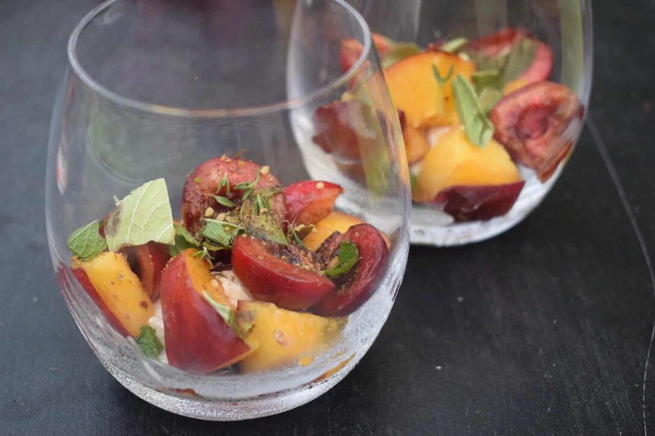 Salade de cerises, nectarines et mascarpone