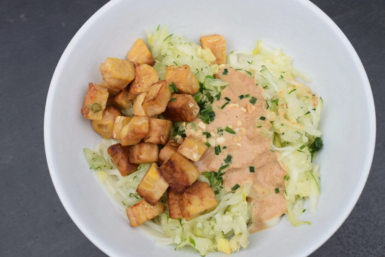 Salade de nouilles sauce cacahuète et tempeh grillé