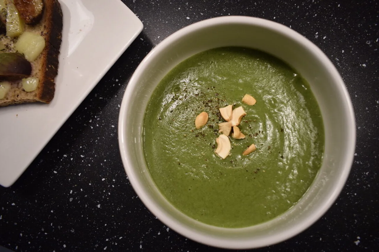 Soupe pois cassés, brocoli et lait de coco