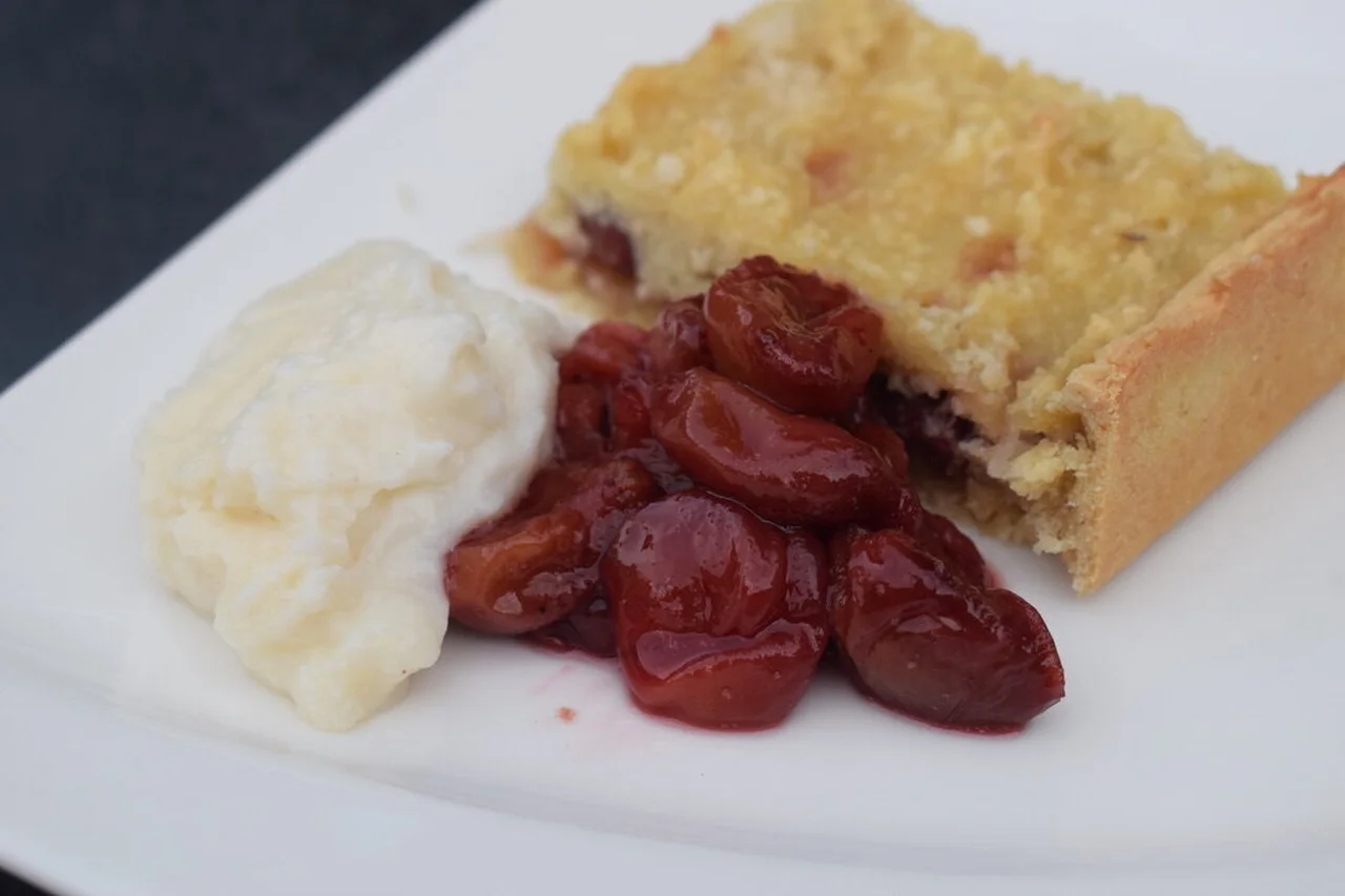 Tarte amande, noix de coco et cerises à l'orange