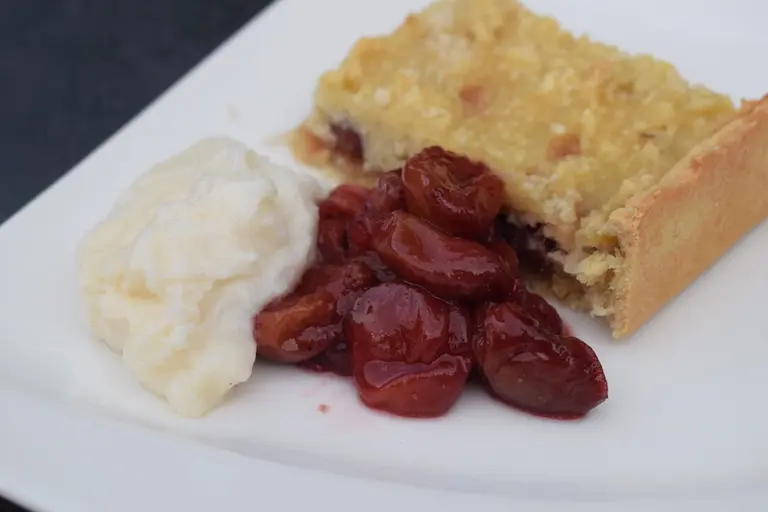 Tarte amande, noix de coco et cerises à l'orange