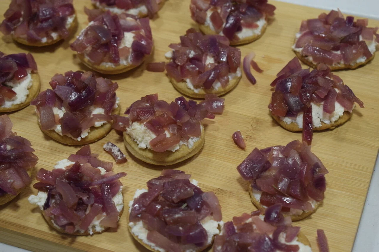 Tartelettes oignons caramélisés, figues et chèvre