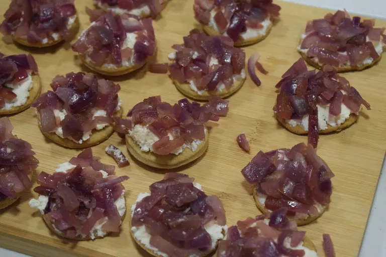 Tartelettes oignons caramélisés, figues et chèvre