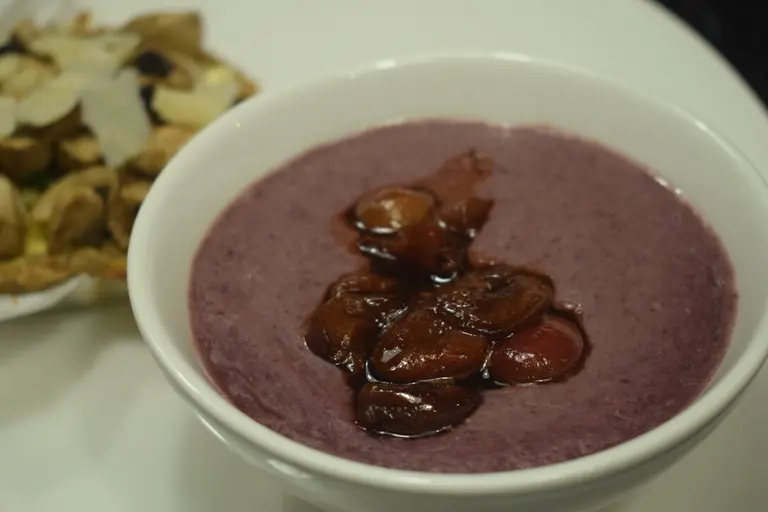 Velouté de haricots rouges au chou, cacao et cerises