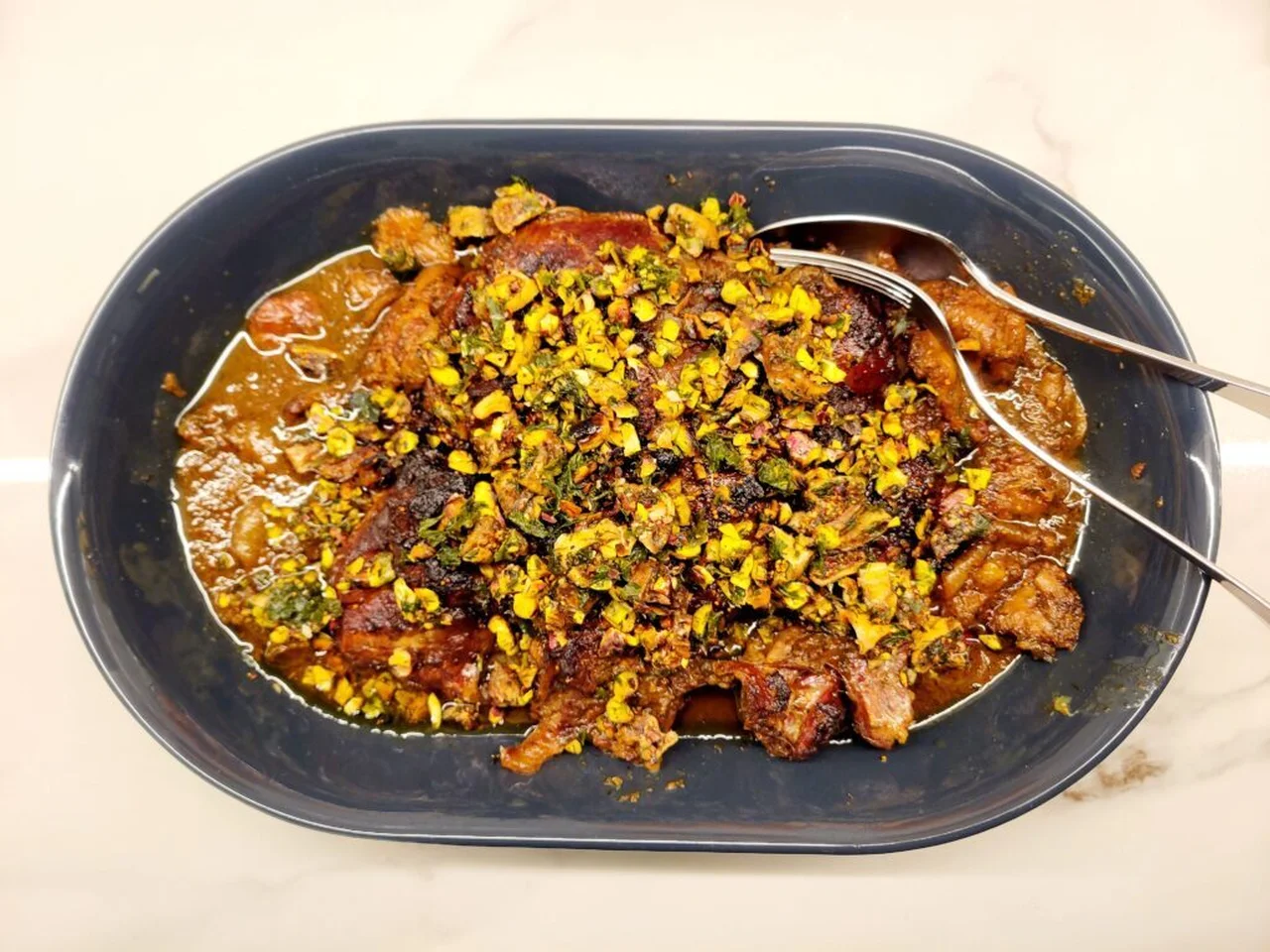 Épaule d'agneau confite, salsa figues pistaches