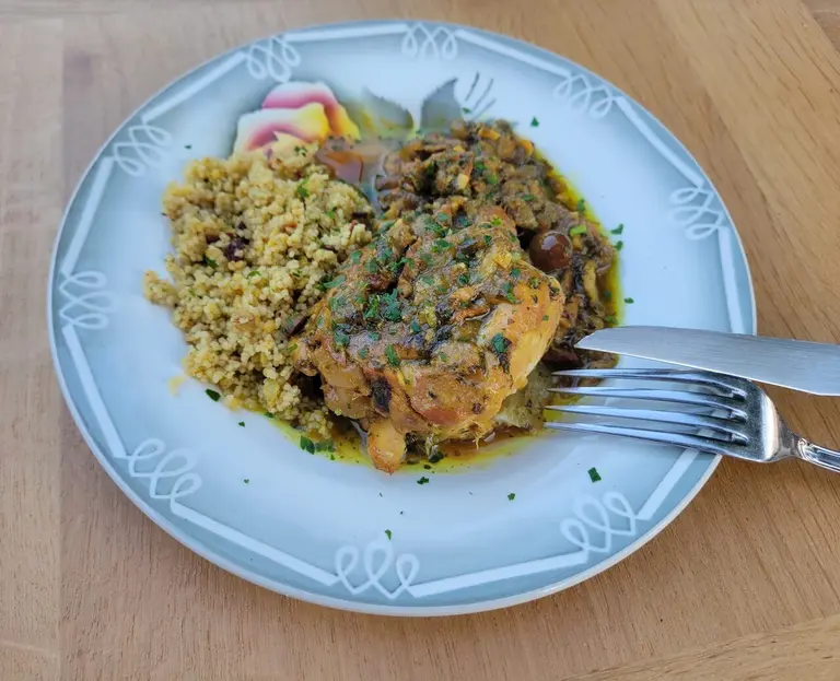 Tajine de poulet au citron confit et olives