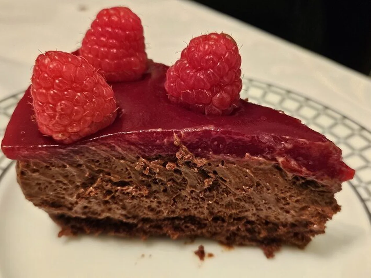 Gâteau mousse au chocolat glacé aux framboises