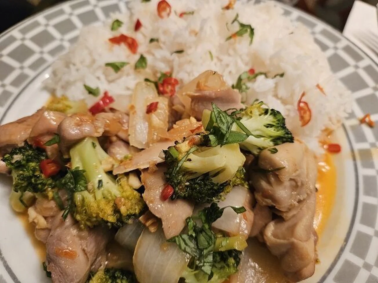 Sauté de poulet, sauce aux piments doux