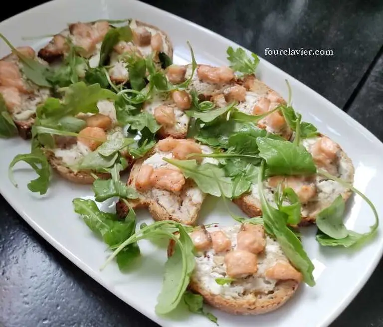 Tartines au saumon et fromage de chèvre
