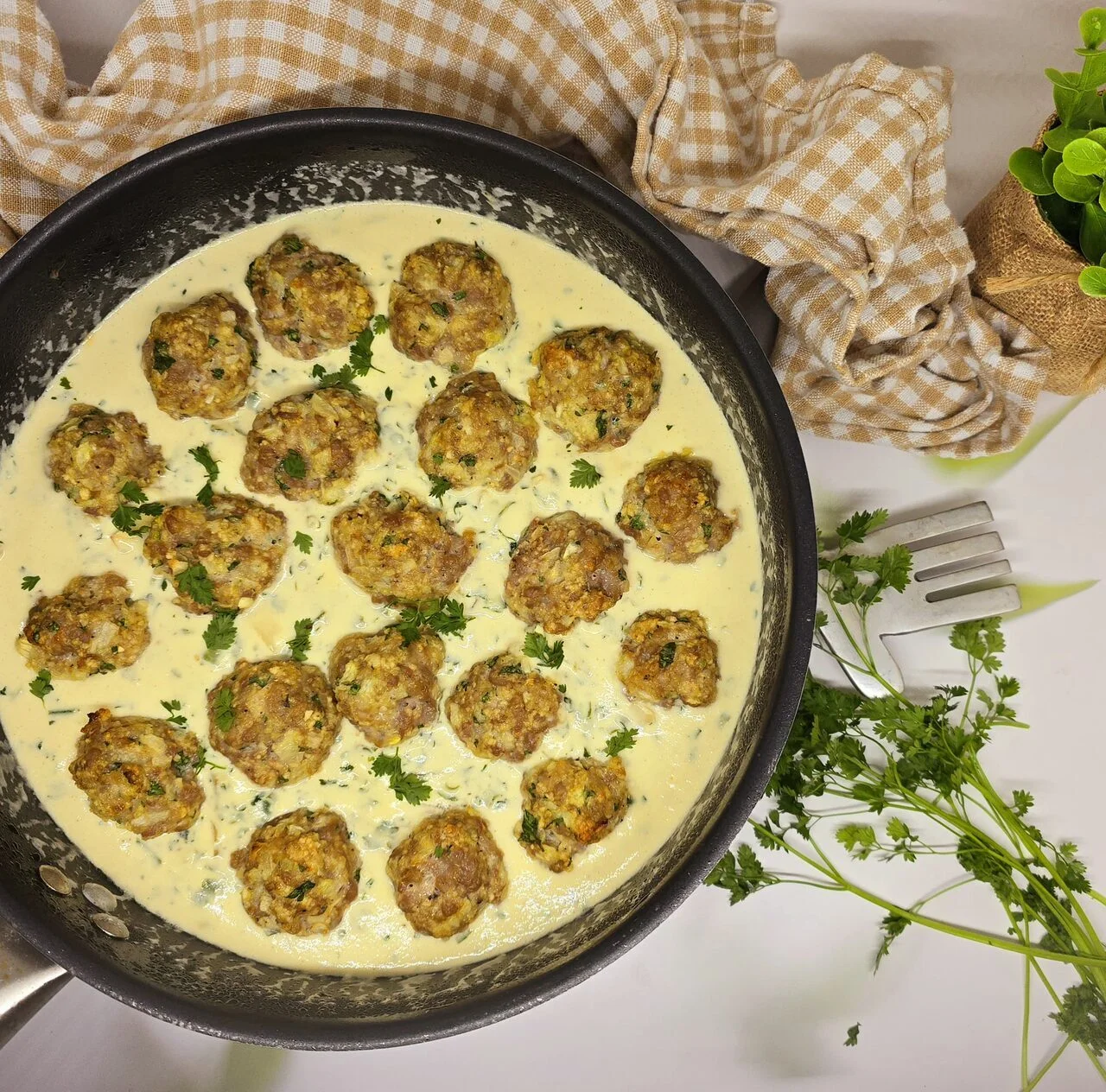 Boulettes de porc crémeuses aux herbes