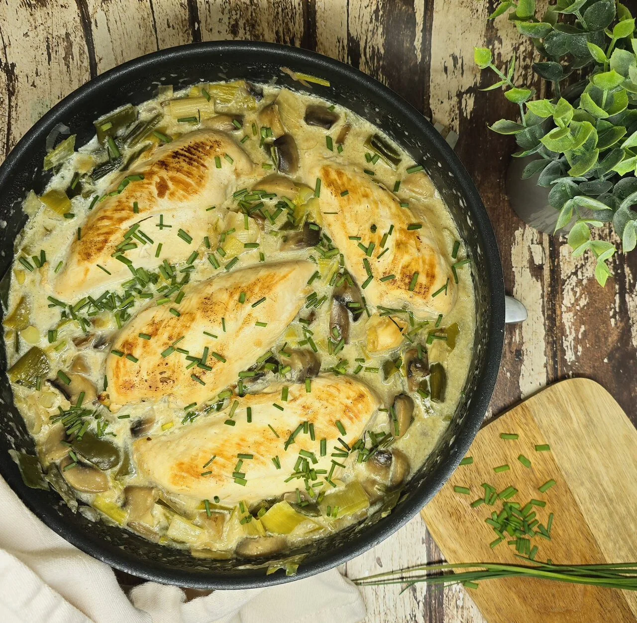 Poulet crémeux aux champignons et poireaux