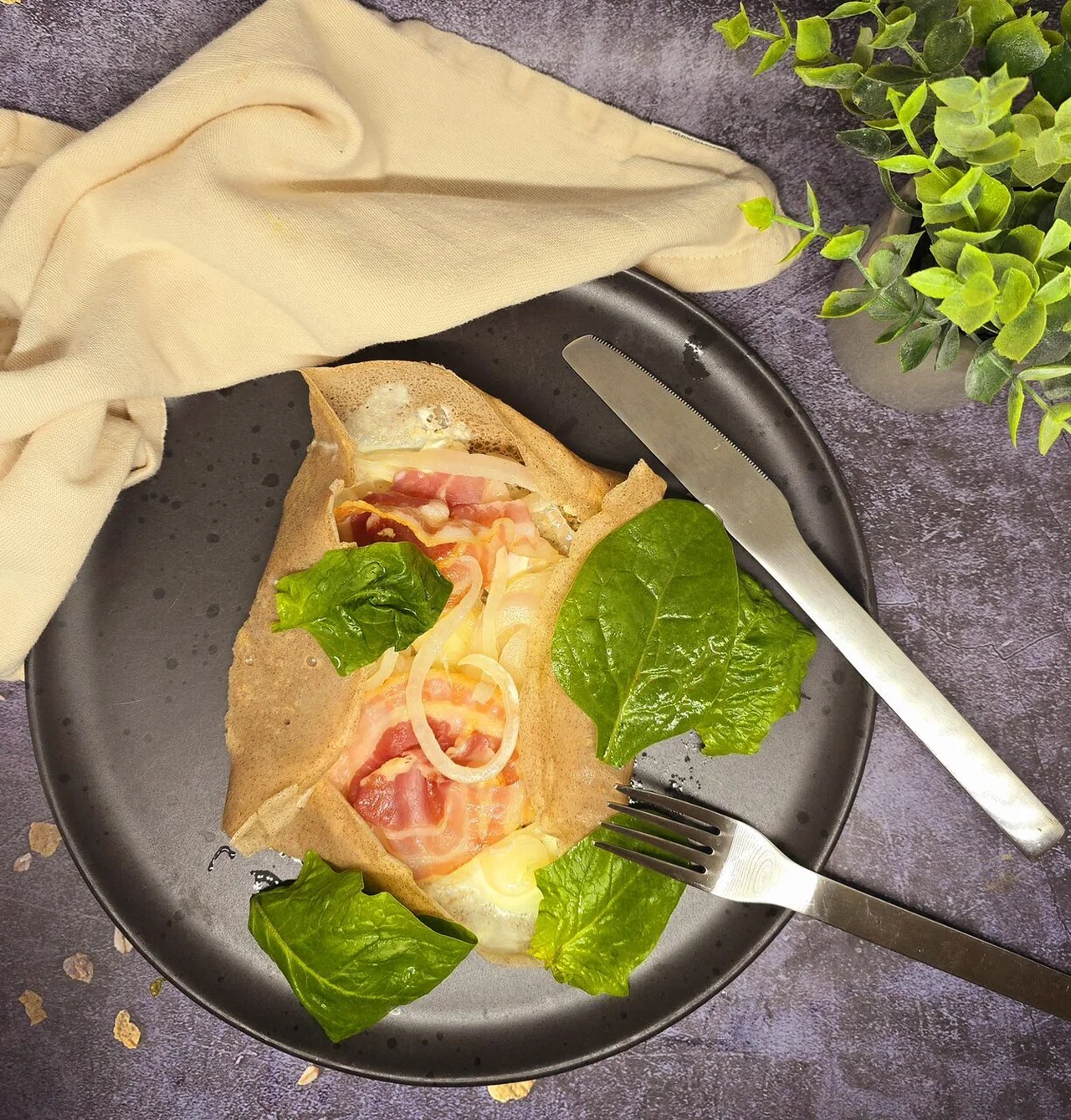 Galette à l'oignon, chèvre et pancetta